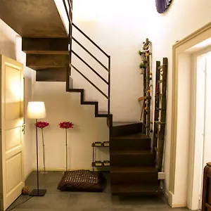 https://suittom-apartment.taorminaitalyhotels.com
